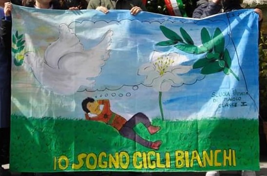 Bandiera della pace scuola primaria di Maiolo